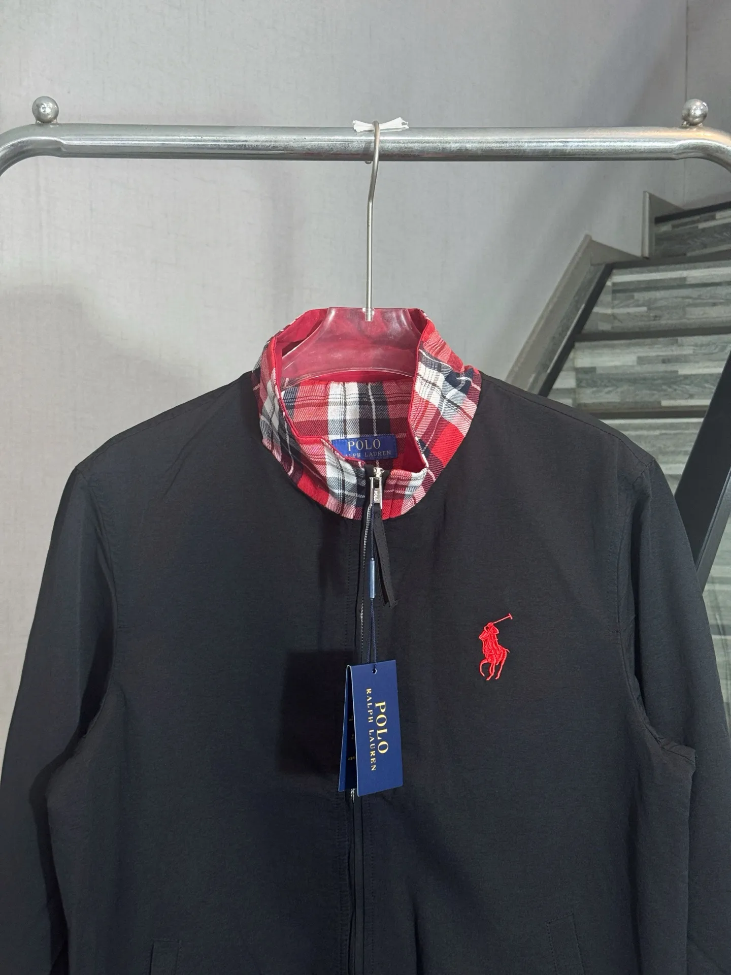 P320 model number: HE366 Ralph Lauren-Ralph Lauren old money style red plaid color block zipper jacket. The fabric is made of pure cotton breathable striped fabric. The upper body is comfortable and stylish, and feels silky and silky. The collar is made of red canvas plaid, and the horse riding warrior figure on the chest is made of high-density embroidery. The upper body is absolutely versatile, and the old money style style can be controlled casually. It is made by a large factory and has the original original label. It has three complete labels. You can buy it with confidence.  Color: Black/White Size: S M L XL